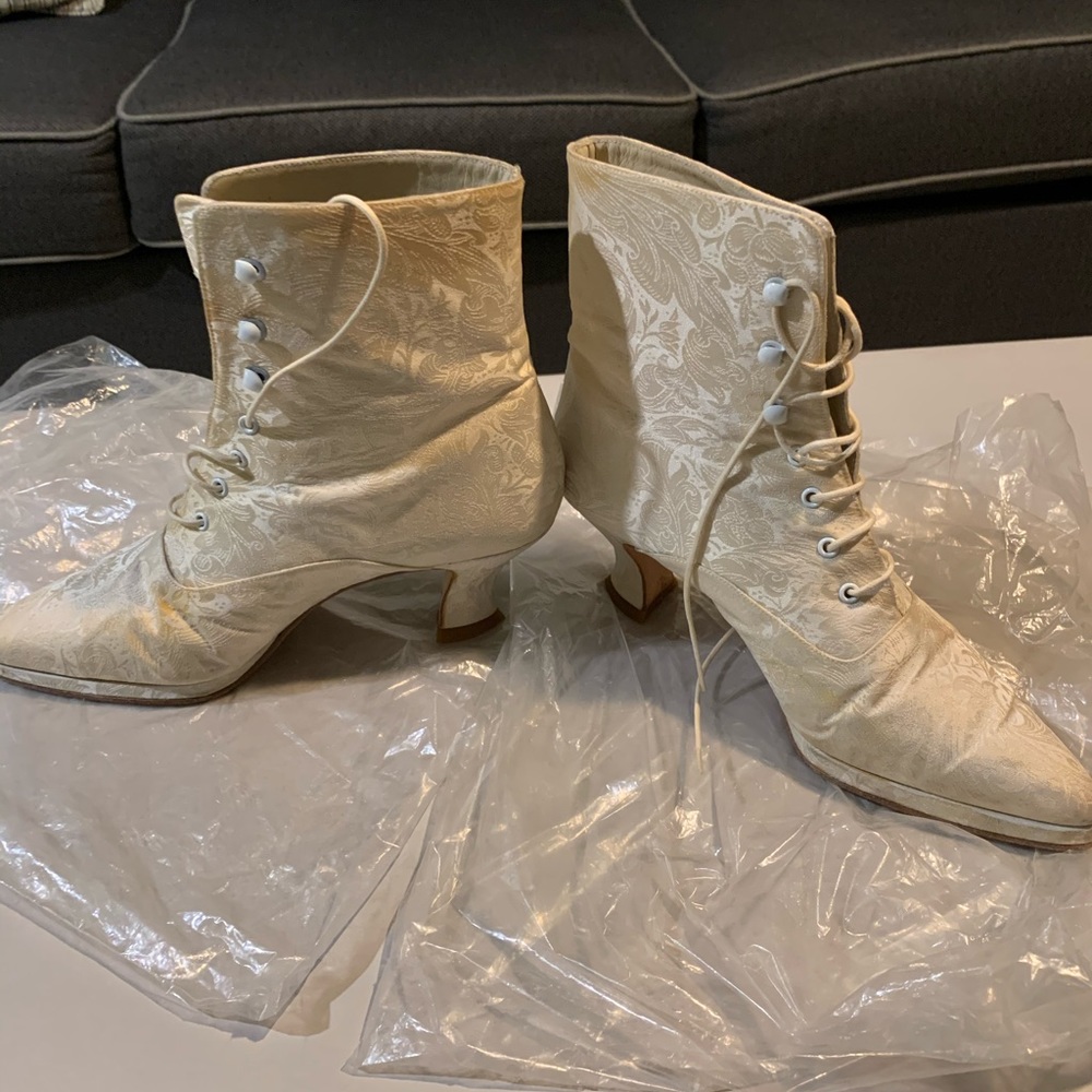 Women’s Wedding Boots - Picture 4 of 5